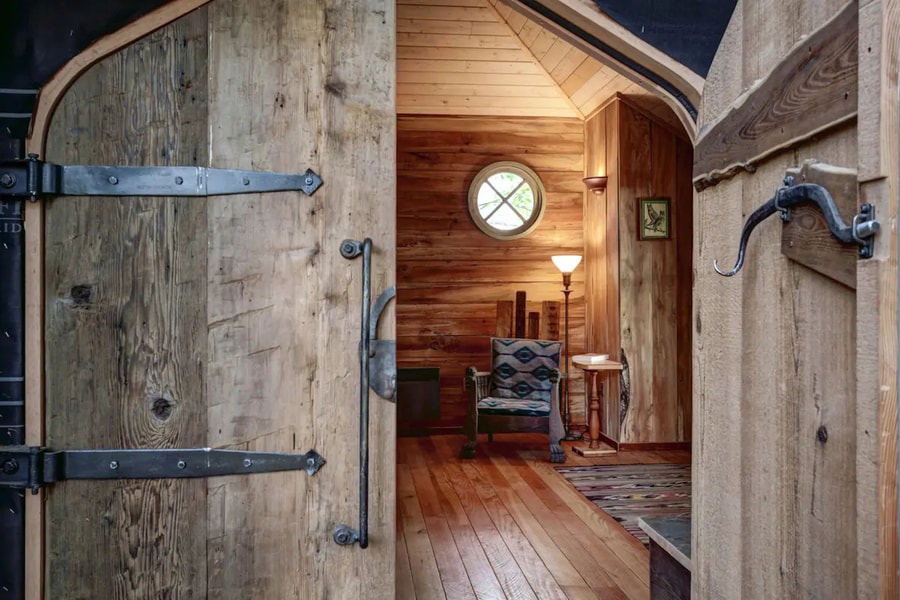 Sir Cedric Treehouse Airbnb Built Around 4-Foot-Wide Western Red Cedar 009