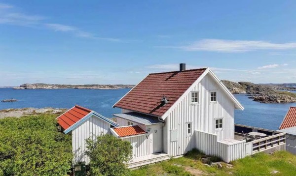 Small Coastal Cottage in Sweden 001