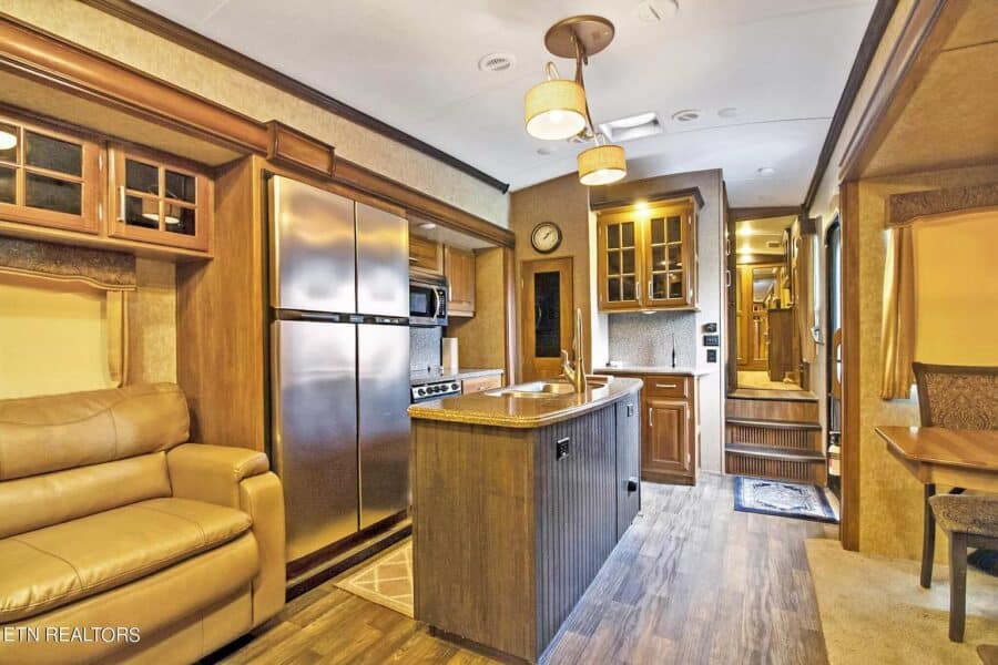 Small Home on 12 Acres in TN w: 5th Wheel! . 777