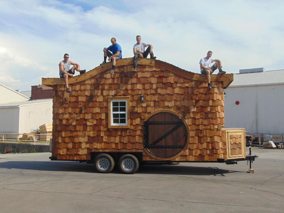 the-hobbit-house-on-wheels-001
