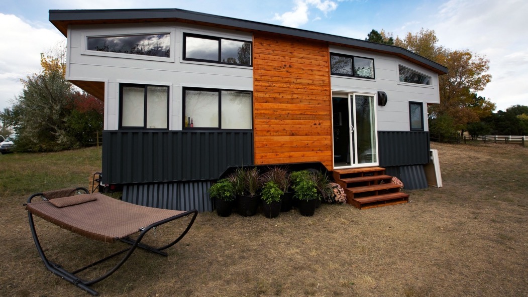 the-poker-night-tiny-house-001