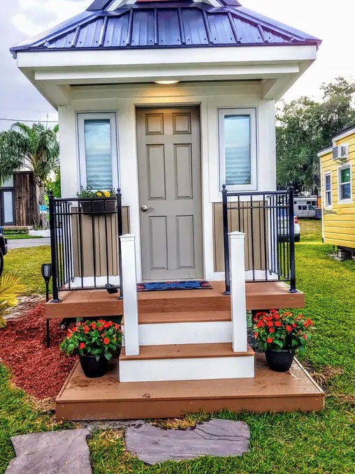 The Robin Lakeside Tiny House Vacation in Orlando Florida 002a