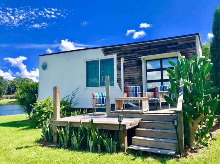 Charming tiny house with lake views and outdoor deck in Orlando, Florida. Perfect for small space li.