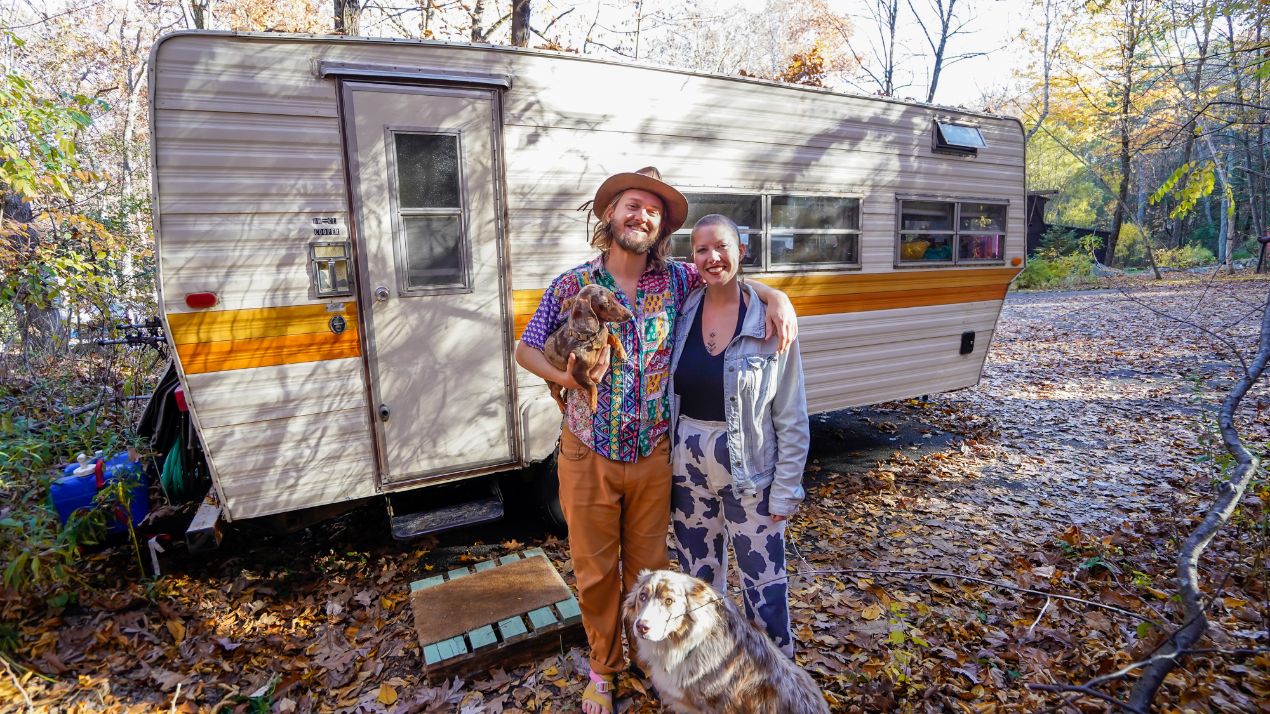 Their Funky 1976 Shasta RV w a Bathtub! 3