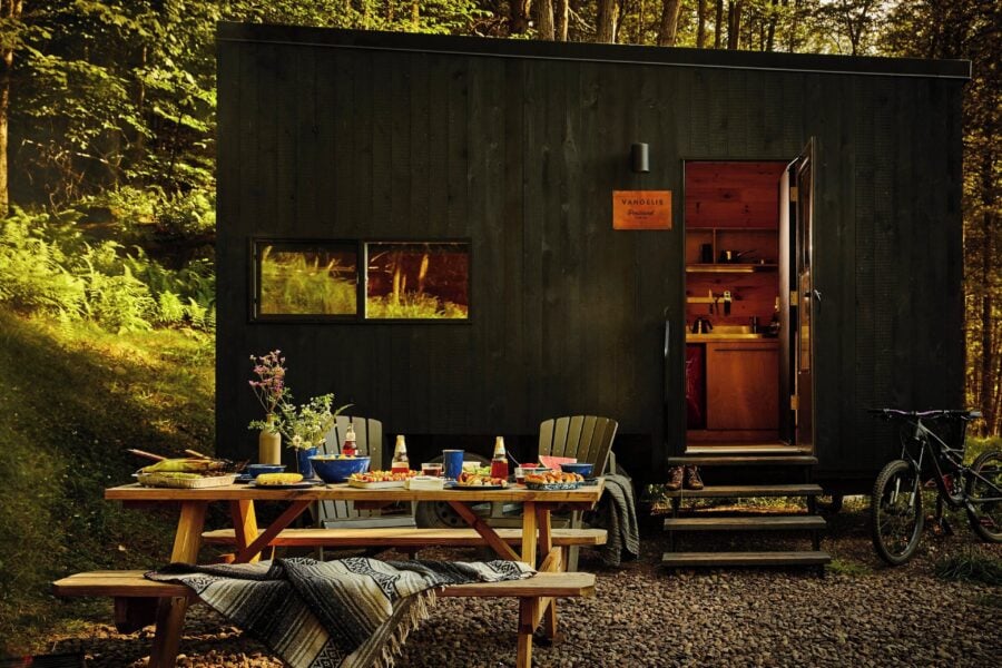This Tiny Cabin in the Woods Feels Like a Real-Life Postcard 001