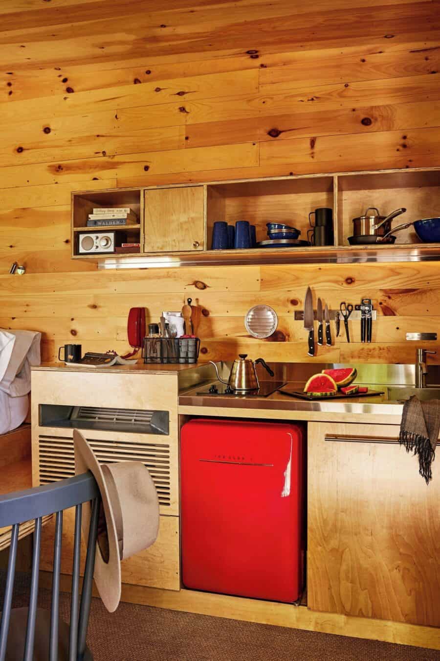 This Tiny Cabin in the Woods Feels Like a Real-Life Postcard 004