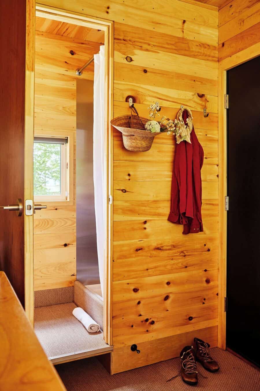 This Tiny Cabin in the Woods Feels Like a Real-Life Postcard 005