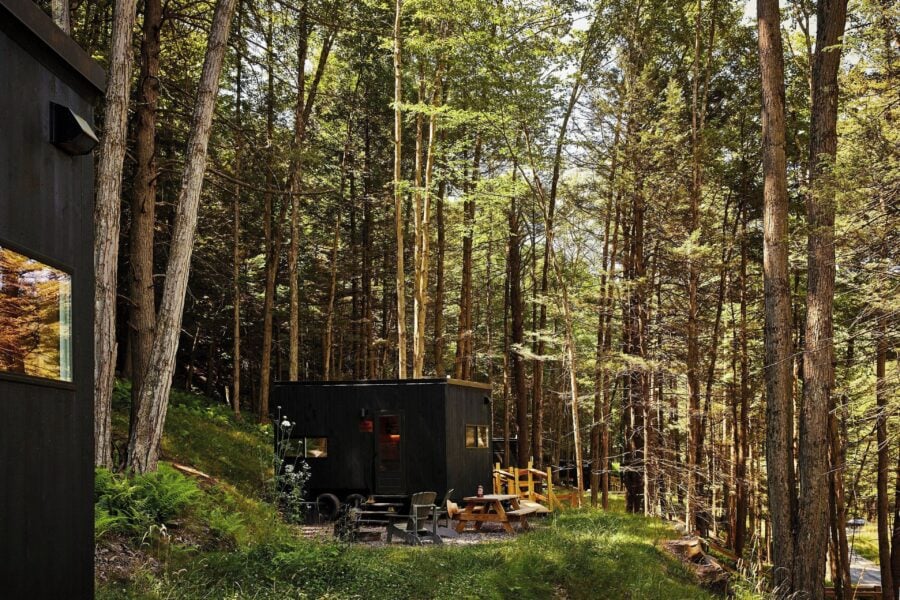 This Tiny Cabin in the Woods Feels Like a Real-Life Postcard 008