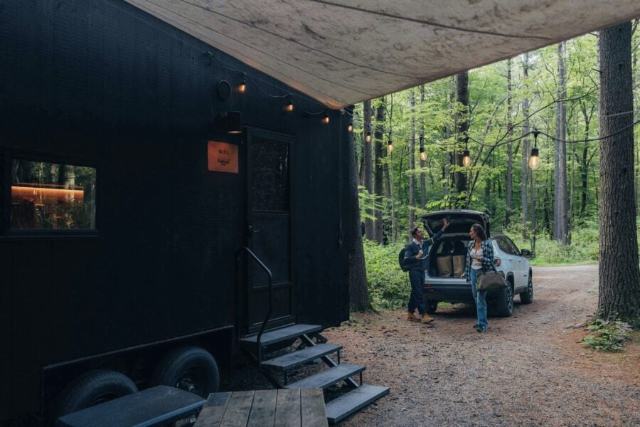 This Tiny Cabin in the Woods Feels Like a Real-Life Postcard 009