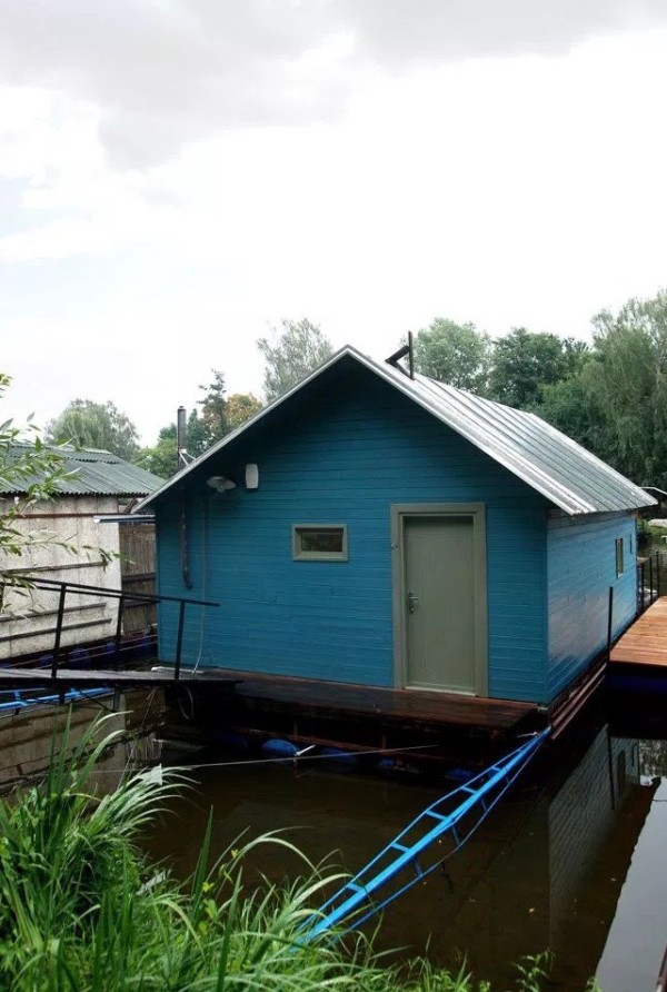 Tiny Floating Home in Prague 0013