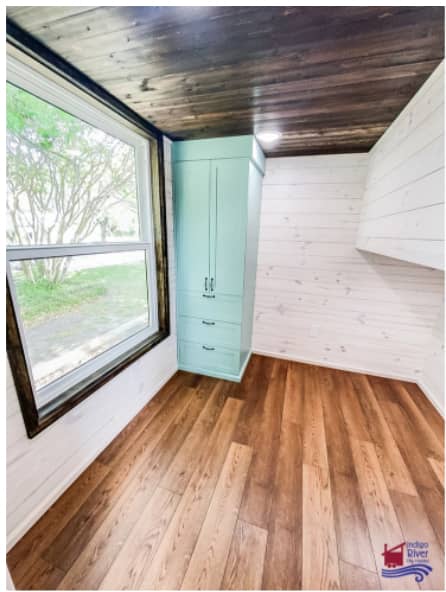 Tiny House w Three Stand-Up Bedrooms 13