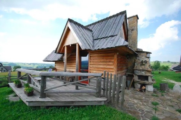 Tiny Log Cabin in Poland 008
