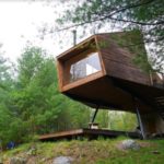 Tiny Modern Willow Treehouse in New York Image © Derek Diedricksen 001