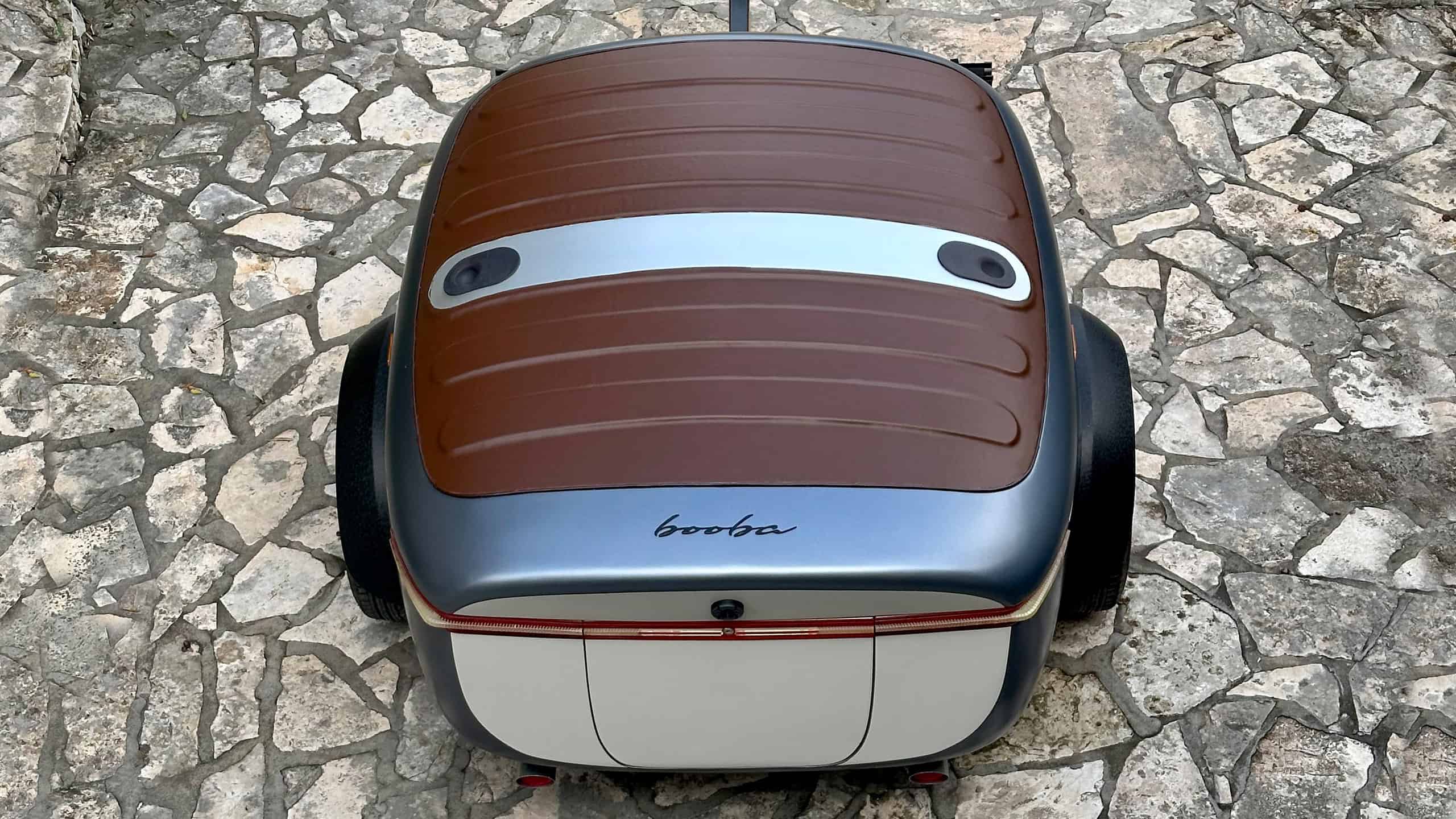 Overhead view of the closed Urbanoid Booba trailer showing the ribbed lid and booba badge