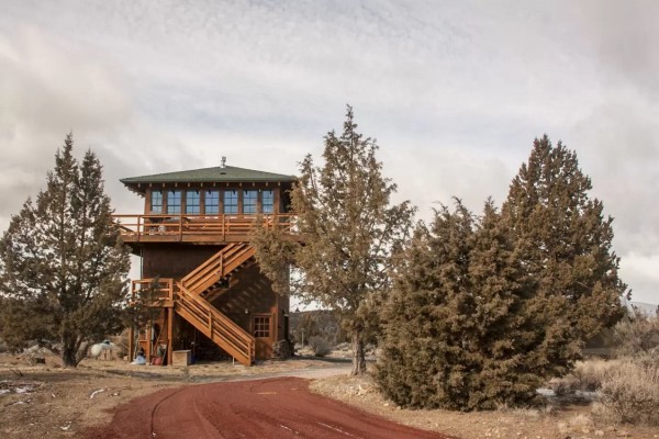 Watch Tower Cabin in Terebonne 001