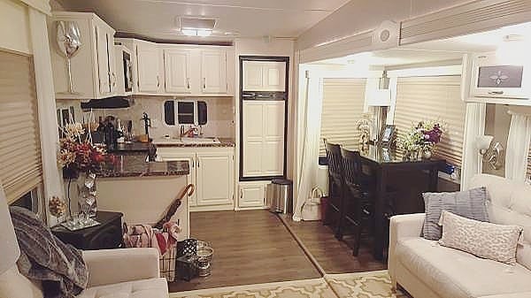 Woman Goes from Nearly-Homeless to Flipping RVs with Her Mom For A Living! 2