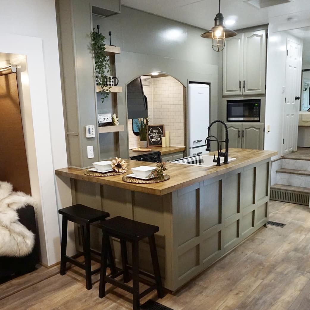 Woman Goes from Nearly-Homeless to Flipping RVs with Her Mom For A Living! 31