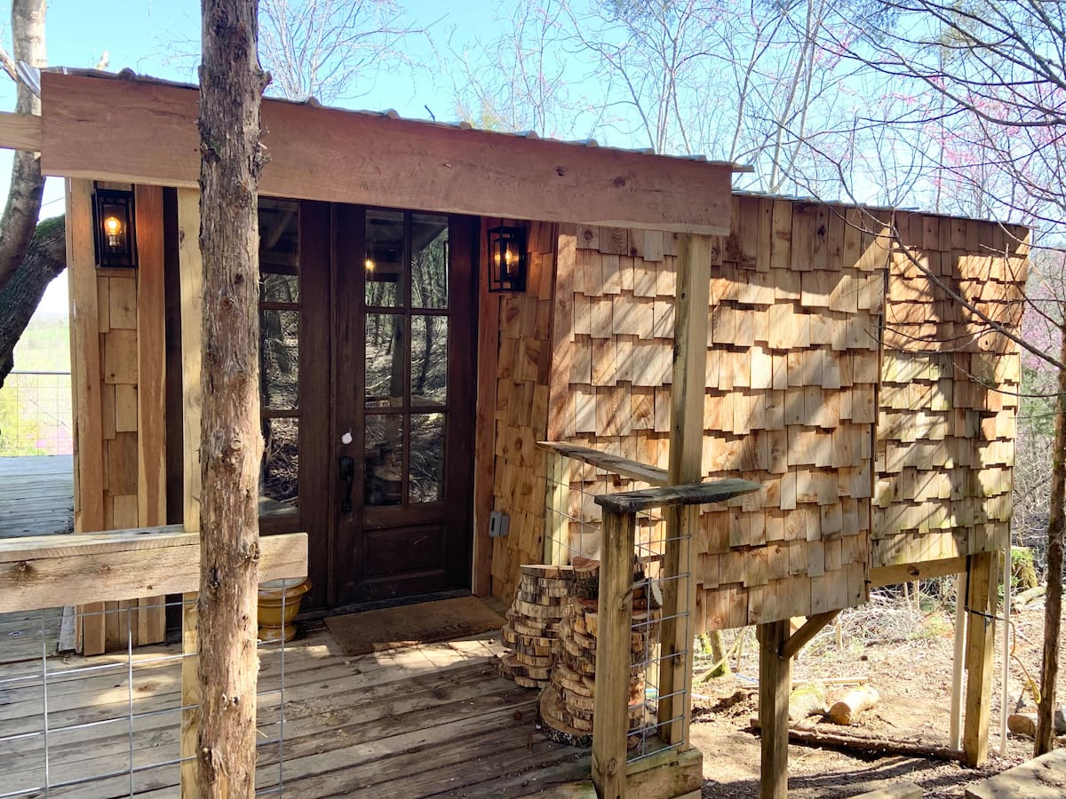 Woodberry s Farm Treehouse w Tons of Rustic Accents