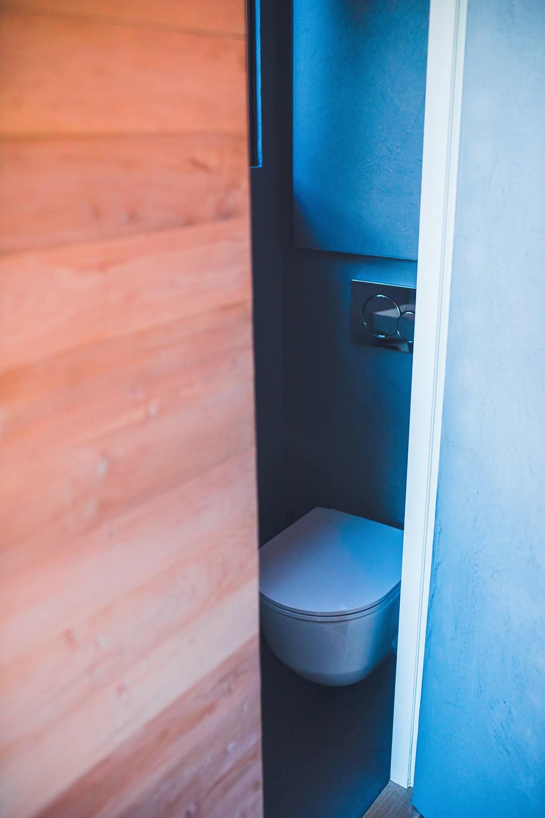 Flushing toilet inside the Woodnest Treehouse private bathroom