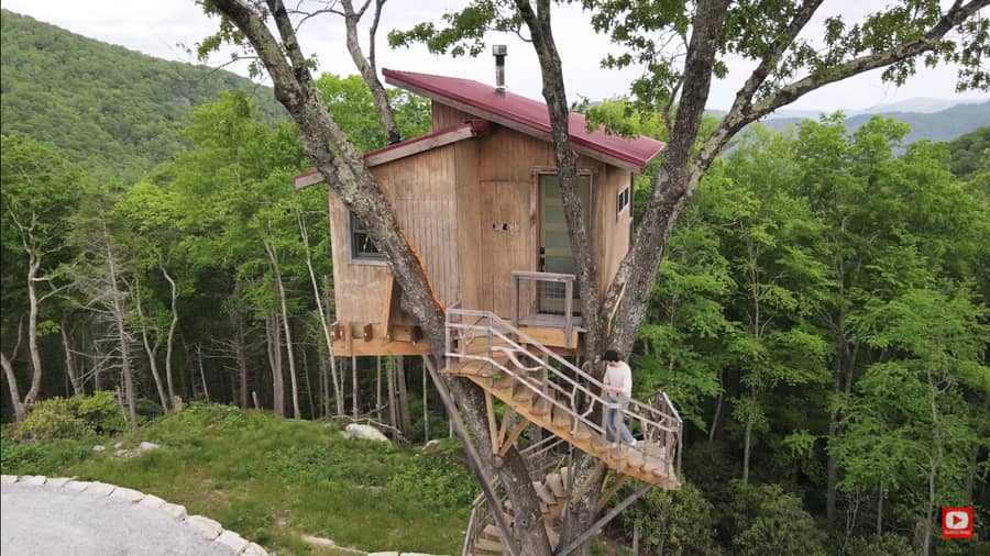 You Have to Climb 62 Steps to Get Into this Off-Grid Treehouse 1