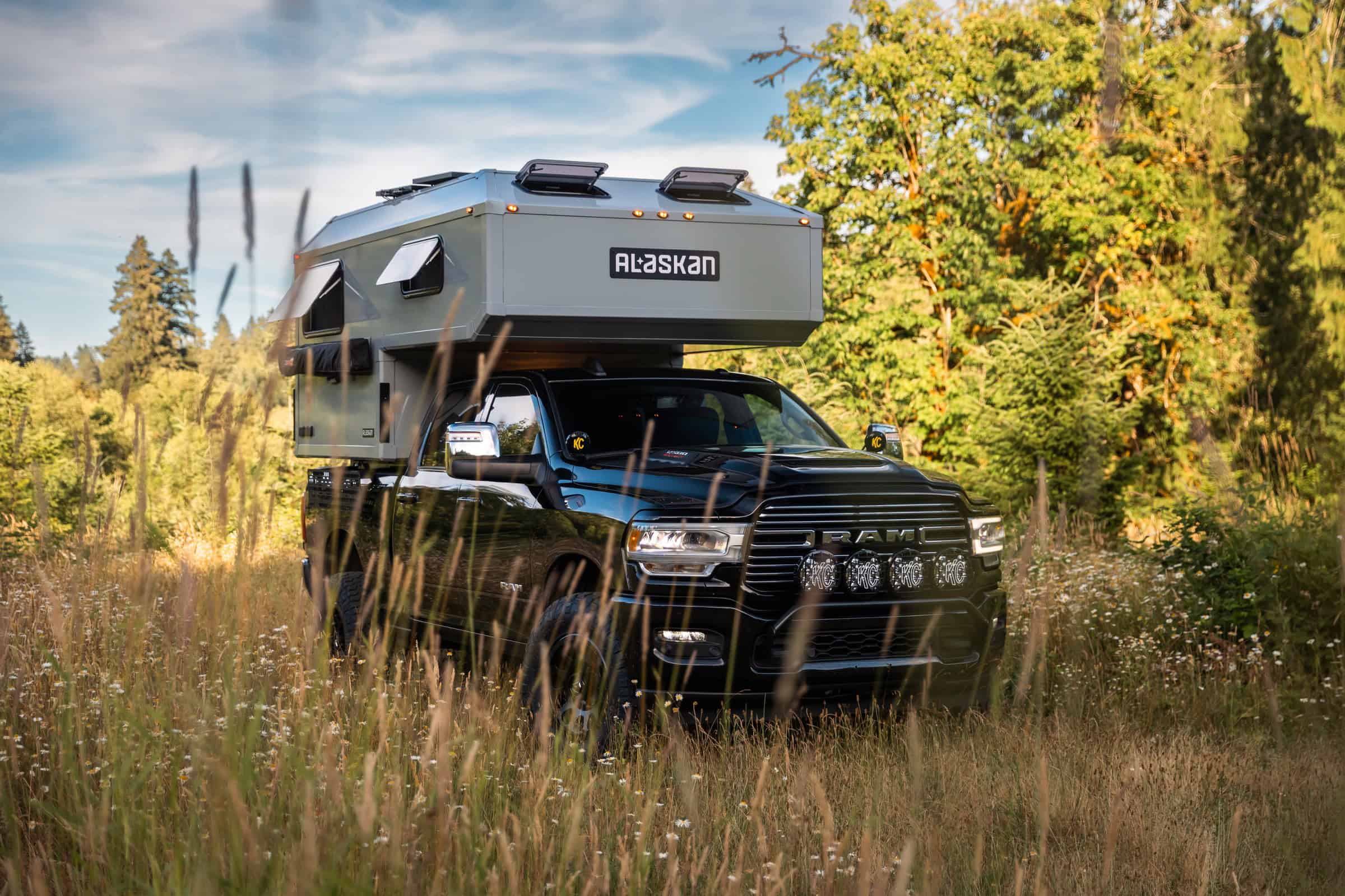 Daylight front three-quarter of the hard-sided HS 640, awning out