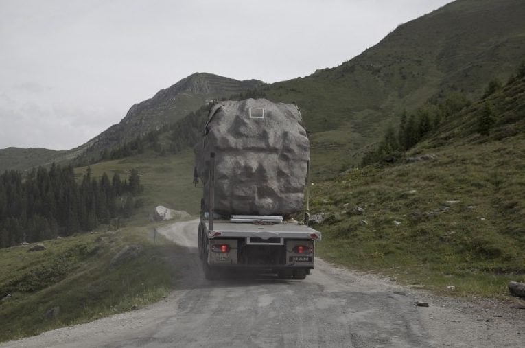 antoine-bureau-a-stone-shaped-tiny-cabin-005