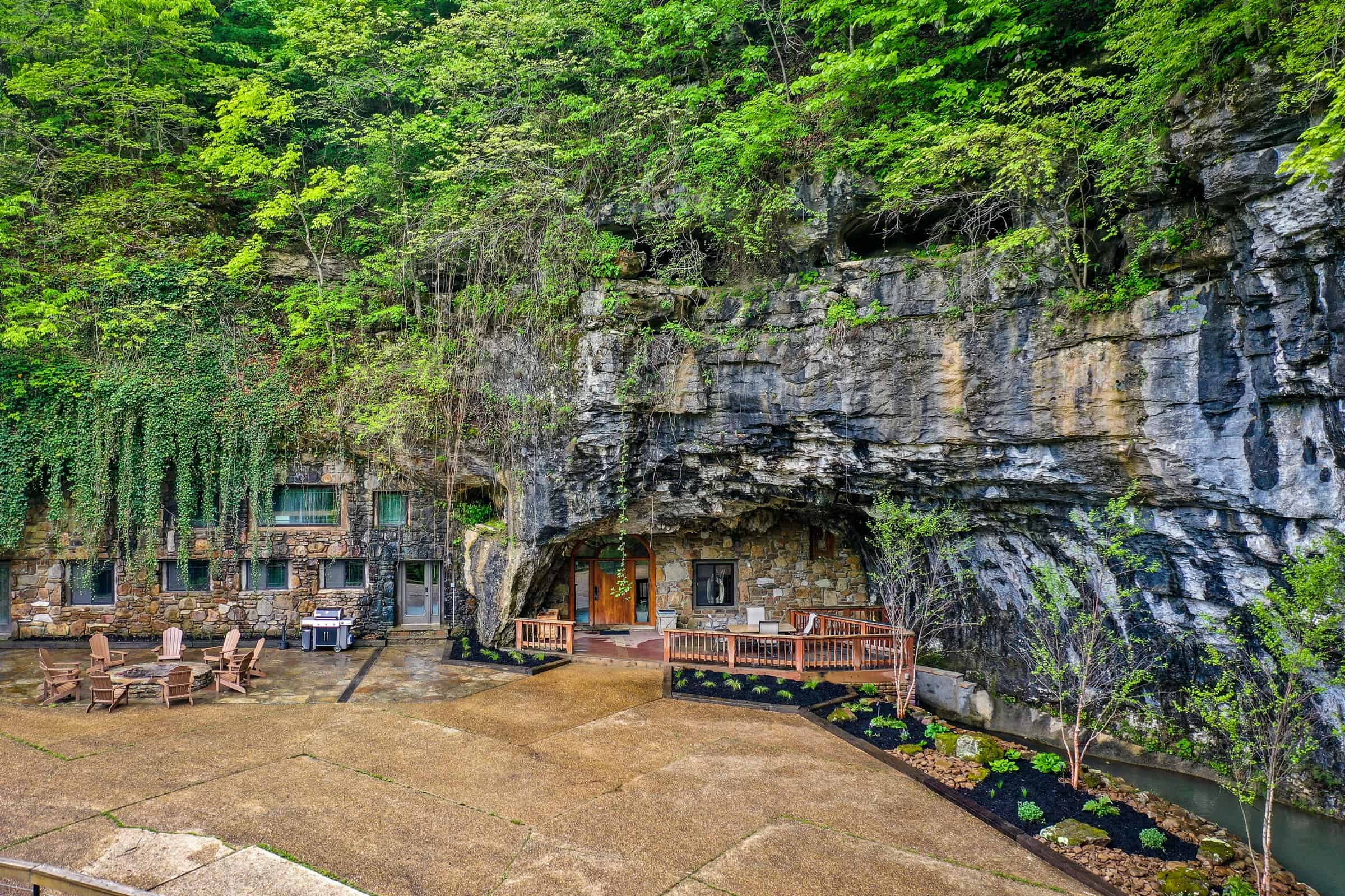 Beckham Creek Cave Lodge exterior — Beckham Creek Cave Lodge