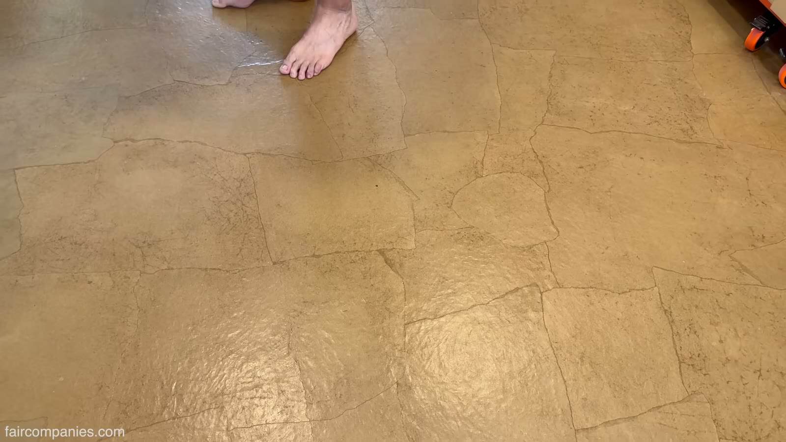 Close-up of the polyurethane-sealed paper bag floor