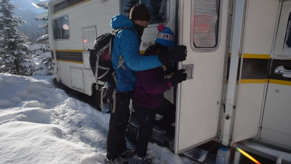 couple-living-tiny-traveling-in-motorhome-001