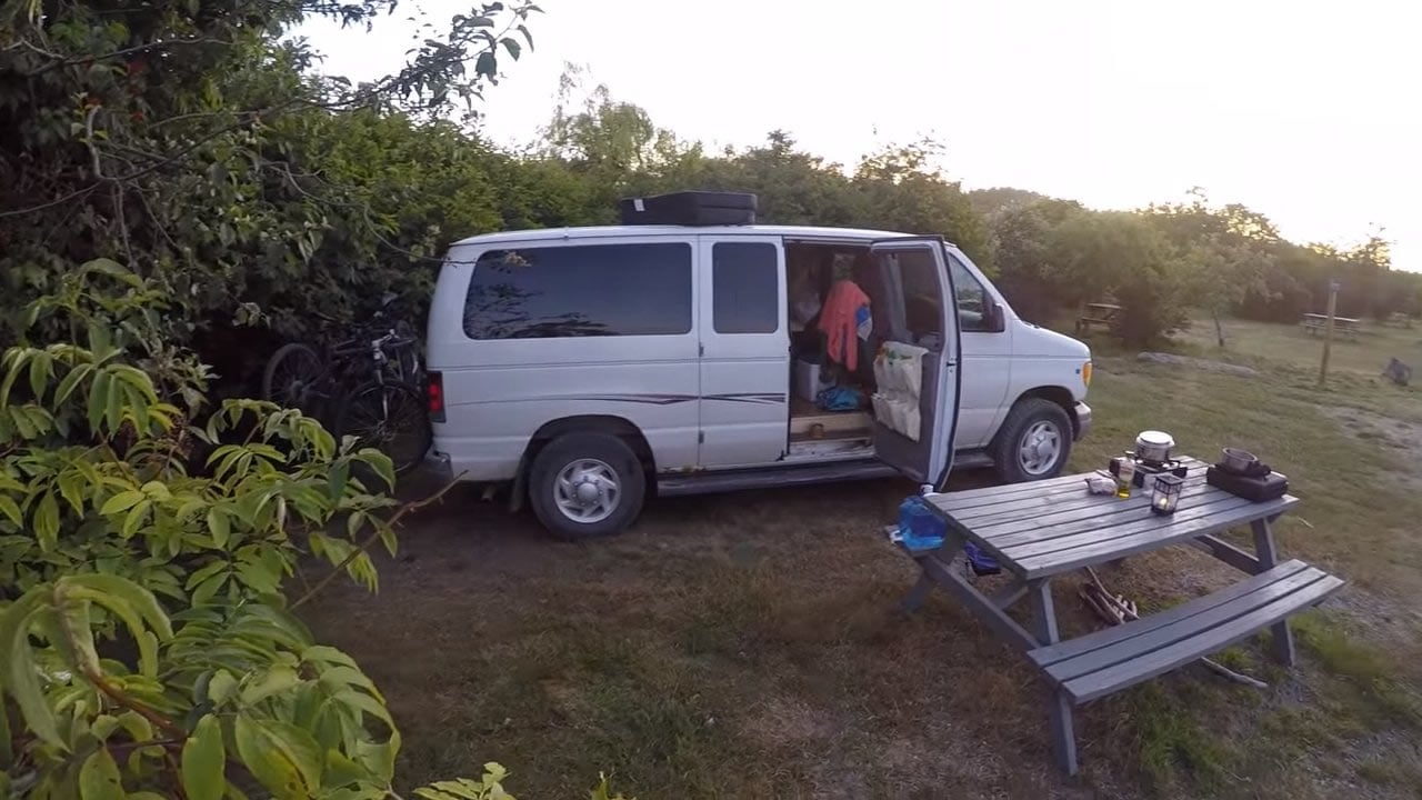 couple-living-tiny-traveling-in-motorhome-005