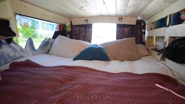 couple-living-tiny-traveling-in-motorhome-006
