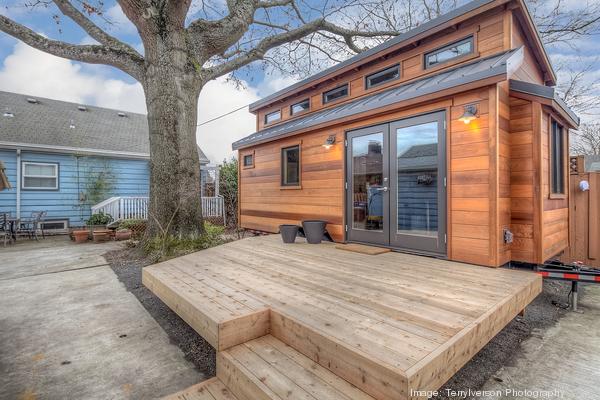couples-backyard-tiny-house-on-wheels-01