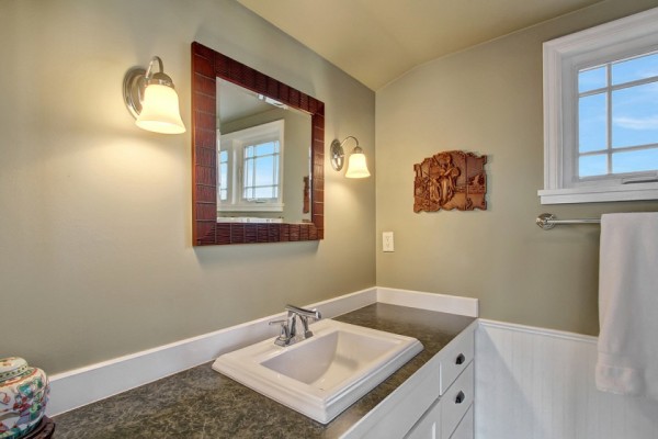 craftsman-style-portage-bay-float-house-master-bathroom1-via-smallhousebliss