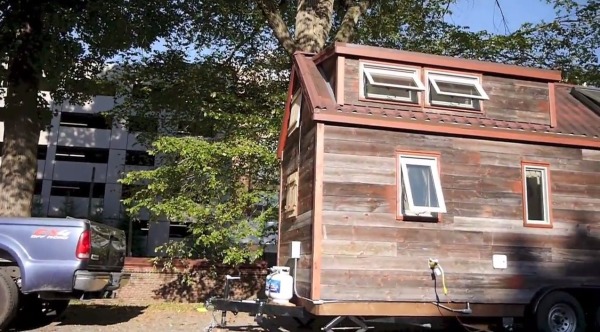 deeks-tour-of-couples-tiny-house-giant-journey-00021b