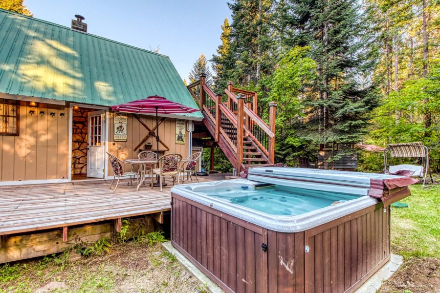 Cabin in the Trees with Two Decks & a Hot Tub, Washington