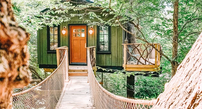 The Nest: Treehouse Glamping with Running Hot Water in Asheville 
