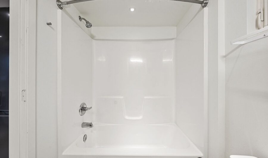 eBoho XL full-size tub and shower combination