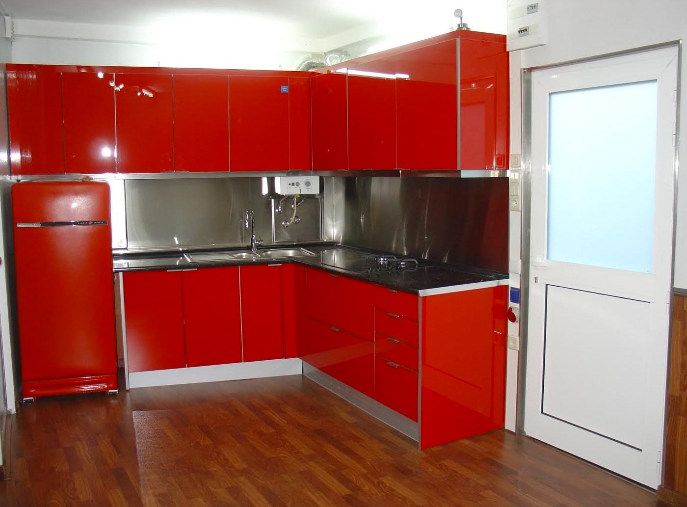 garage-rehabbed-into-modern-studio-house-00013