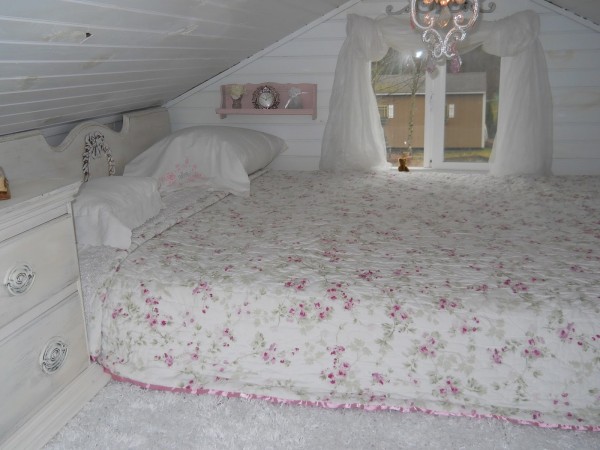 hosting-a-party-in-a-tiny-house-tonita-valentines-day-24