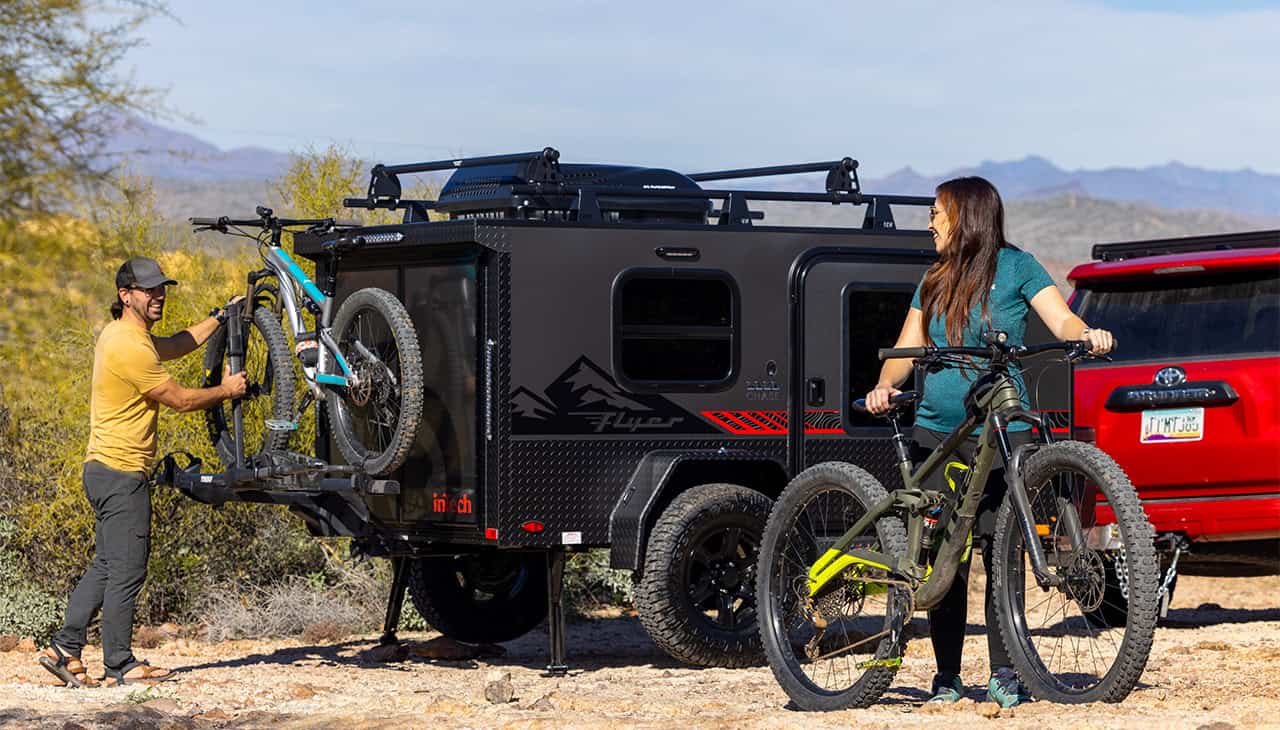 inTech Flyer Pursue with roof rack and bikes