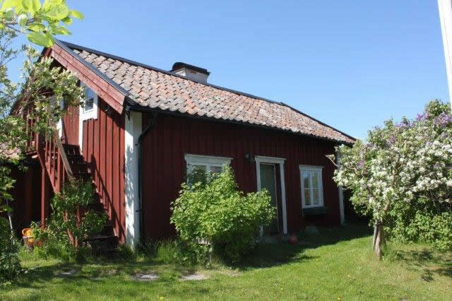 little-village-cottage-sweden-001