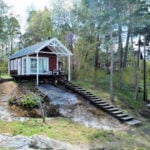 little-white-bungalow-by-sea-sweden-001