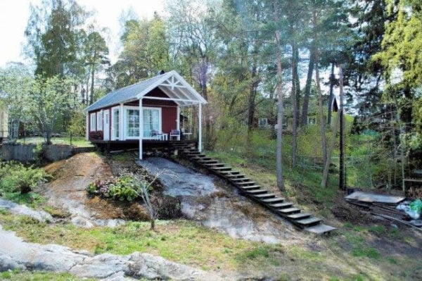 little-white-bungalow-by-sea-sweden-001