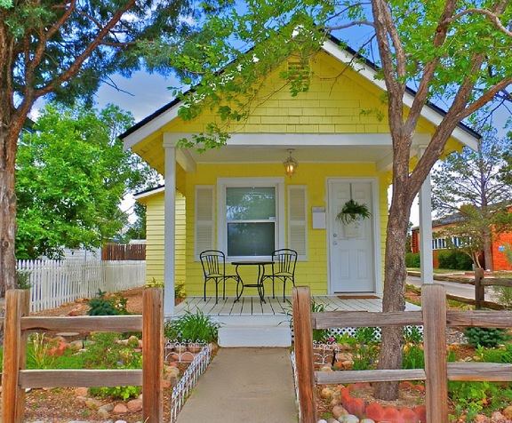 little-yellow-victorian-cottage-colorado-springs-vacation-rental-0001