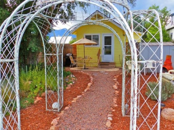 little-yellow-victorian-cottage-colorado-springs-vacation-rental-00012
