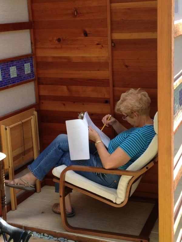 man-builds-diy-micro-writing-shed-for-wife-005