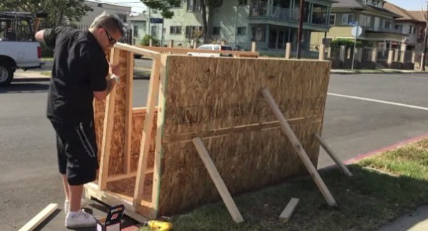 man-builds-tiny-house-for-homeless-woman-sleeping-outside-003