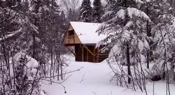 man-builds-tiny-log-cabin-for-500-bucks-01