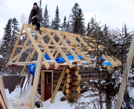 man-builds-tiny-log-cabin-for-500-bucks-03