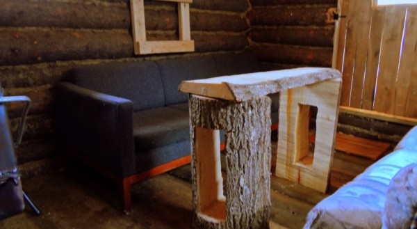 man-builds-tiny-log-cabin-for-500-bucks-06